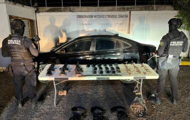 Aseguramiento de un vehículo y fusiles en Culiacán.