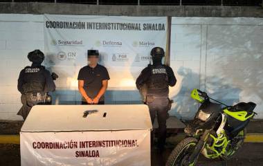 Un motociclista fue detenido por elementos de la Policía Estatal Preventiva tras ser sorprendido con un arma de fuego en Culiacán.