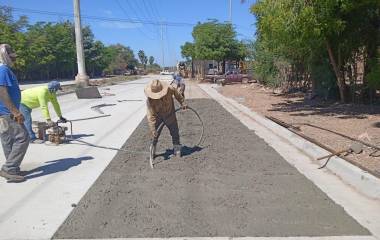 Cuadrillas de COMUN y Obras Públicas trabajan en pavimentación y rehabilitación de calles para ofrecer mejores condiciones de movilidad en Ahome.