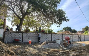 Los trabajadores laboran en la barda desde hace 15 días.