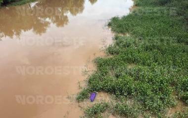 Elementos de rescate extraen del río Tamazula una maleta sospechosa hallada en el Malecón Viejo.
