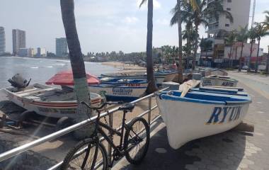 Las marejadas que se han registrado frente a las costas de Mazatlán ha afectado la actividad pesquera.