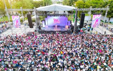 Miles de familias asistieron al festejo del Día de la Niñez en la explanada del Palacio de Gobierno en Culiacán.