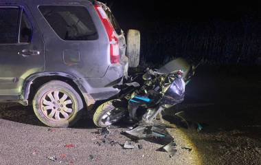 El conductor de la moto sufrió diversas lesiones tras impactarse contra la parte trasera de una camioneta sobre una carretera estatal de Guasave.
