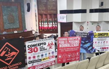 Protesta en el Congreso de Sinaloa de trabajadores de Salud exigiendo pago de prestaciones por riesgo.