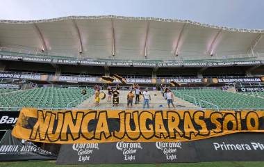 La porra y algunos aficionados acudieron al estadio.