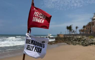 Autoridades llaman a atender la señalización en las playas de Mazatlán.