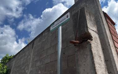 Familias de Tacuichamona enfrentan desde hace una década el cierre del callejón Discapacitados, lo que les impide acceder directamente a sus viviendas y contar con servicios básicos.