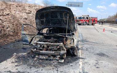 Un vehículo quedó totalmente destruido tras incendiarse cuando circulaba por la carretera México 15.