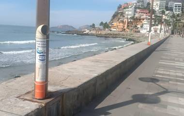 El equipo encabezado por Sofía Trejo Lemus y María Esther Juárez limpió, pintó y etiquetó los colilleros, que ya presentaban deterioro tras meses de uso.