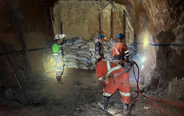 Especialistas y elementos federales trabajan en la consolidación estructural para el rescate minero.