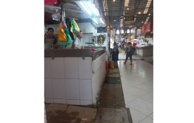 Sobre el piso del mercado se abrieron canaletas para el cableado.