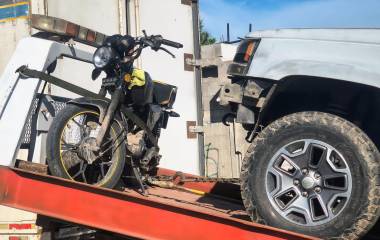 El motociclista resultó con diversas lesiones de consideración al ser embestido por una camioneta.