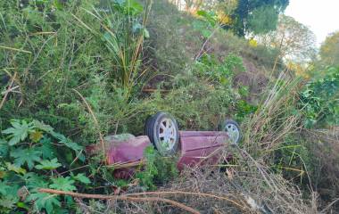 Un hombre resultó ileso tras volcar su automóvil en la carretera a Las Glorias.