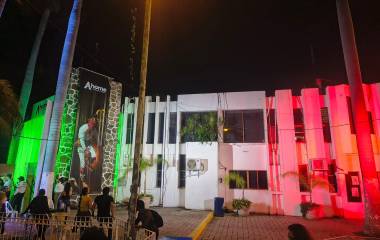 El edificio del Ayuntamiento se vistió de verde, blanco y rojo, marcando la pauta para las festividades del mes patrio.