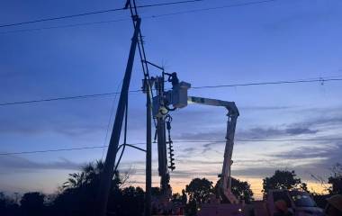 Personal de la Comisión Federal de Electricidad informó que el suministro eléctrico fue restablecido tras la reparación de una torre dañada.