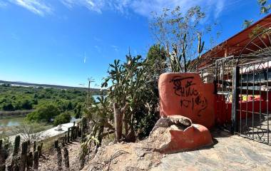 Grafiti, basura acumulada y daños visibles en infraestructura marcan actualmente las inmediaciones del Museo de El Fuerte.