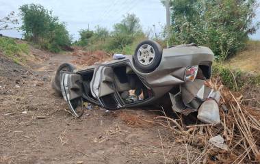 El automóvil quedó con los neumáticos hacia arriba a un costado de la carretera Internacional México 15, aunque su conductor logró salir ileso.