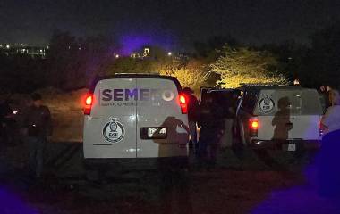 Peritos de la Fiscalía General del Estado aseguran indicios tras el ataque en la colonia Aeropuerto.