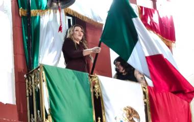 La Alcaldesa Claudia Valdez Aguilar salió al palco para evocar el llamado grito de dolores.