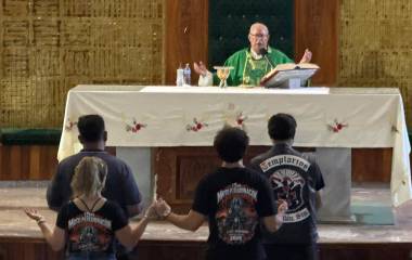 Motociclistas de Mazatlán participaron en la misa y bendición de cascos en la Parroquia de San Judas Tadeo.