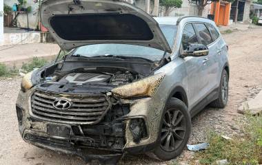 Una camioneta Hyundai color gris registró afectaciones en la defensa delantera como consecuencia de la explosión.