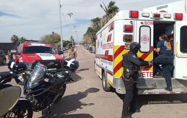 Personal del Escuadrón de Rescate Acuático atiende a bañistas afectados por quemadores en playas de Mazatlán.
