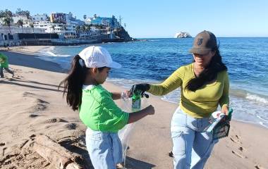 Un grupo de 25 voluntarios, entre adultos mayores, mujeres y niños, madrugó para recolectar residuos plásticos, latas, colillas y restos de pirotecnia.
