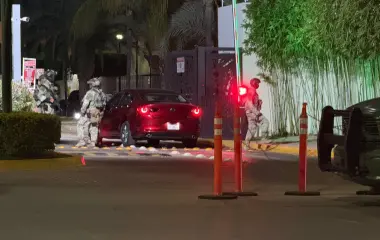 Militares resguardaron un vehículo asegurado tras una persecución registrada la noche de este miércoles en el sector Country del Río, en Culiacán.