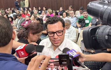 Francisco Javier Barrón Aguayo, titular de Sebides, anunció más recursos para familias desplazadas en Sinaloa.