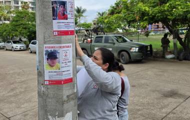 El colectivo Tesoros Perdidos. Hasta Encontrarlos colocó fichas de búsqueda este jueves en las inmediaciones de la Fiscalía en Mazatlán.