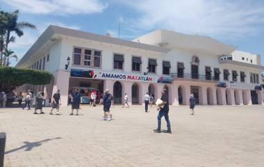 La fachada del edificio del Ayuntamiento de Mazatlán continúa a medio pintar.