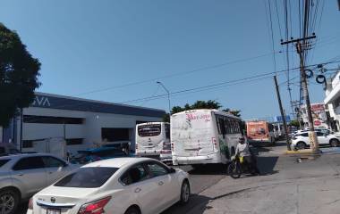 Tráfico vehicular en la Avenida Ejército Mexicano debido a la instalación de un retén militar.