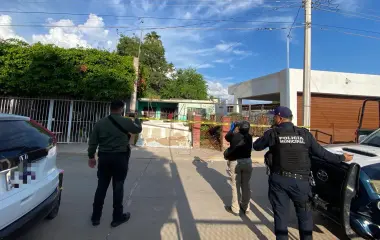Autoridades resguardaron la vivienda abandonada donde fue localizado un hombre sin vida en el Centro de Guasave.