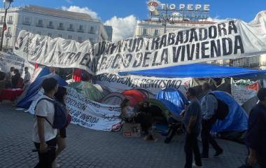 Cientos de manifestantes montaron las primeras tiendas de campaña en el kilómetro cero de la Puerta del Sol.