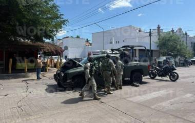 Una camioneta del Ejército Mexicano volcó a un vehículo de reparto en el centro de Culiacán.