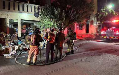Elementos de Bomberos Mazatlán realizaron labores para controlar y extinguir el incendio en una vivienda de la Colonia Independencia.