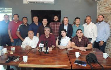 Raúl Olivarría junto a su equipo de trabajo.