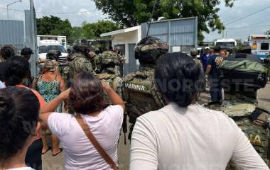 Familiares esperan información afuera del Penal El Castillo tras el enfrentamiento registrado este jueves.