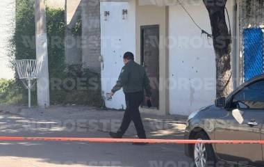 Agentes de la Policía Estatal y fuerzas federales resguardan la escena tras el ataque a la vivienda.