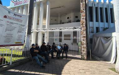En el Palacio Municipal de Ahome policías jubilados y pensionados, junto con viudas de policía, mantienen un plantón.