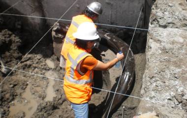 Durante los trabajos de instalación de infraestructura, la CFE se ha encontrado con vestigios arqueológicos y trabaja con el INAH para su rescate y conservación.