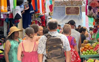 Pese a las alertas por posibles afectaciones del huracán Simon, el Mercado Pino Suárez en el Centro de Mazatlán mantiene la afluencia de turistas.
