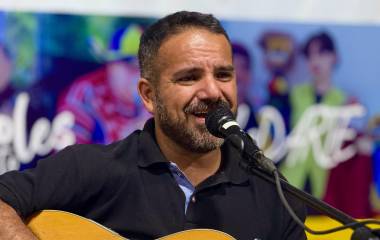 La versatilidad y sensibilidad de Humberto Galindo en el escenario cautiva a los presentes con canciones noventeras.