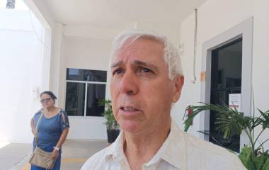 El Comité por la Dignidad del Derechohabiente del Issste en Sinaloa entrega una petición a la Alcaldesa de Mazatlán, Estrella Palacios Domínguez.