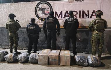 Aseguran en Baja California 150 kilos de metanfetamina.