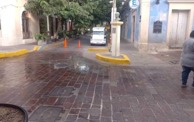 En los alrededores de la Plazuela Machado este lunes arrancó con malos olores por la falta de limpieza.