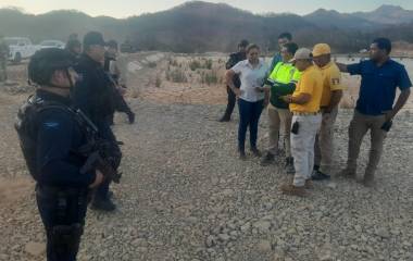 Personal de diferentes niveles de Gobierno participan en el operativo de rescate de trabajadores atrapados en mina.