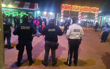 Agentes refuerzan vigilancia y control vial en la verbena navideña.