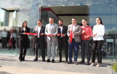 Directivos de Nissan realizan el corte oficial de la reinaguración simultánea de sus tres agencias en Culiacán.